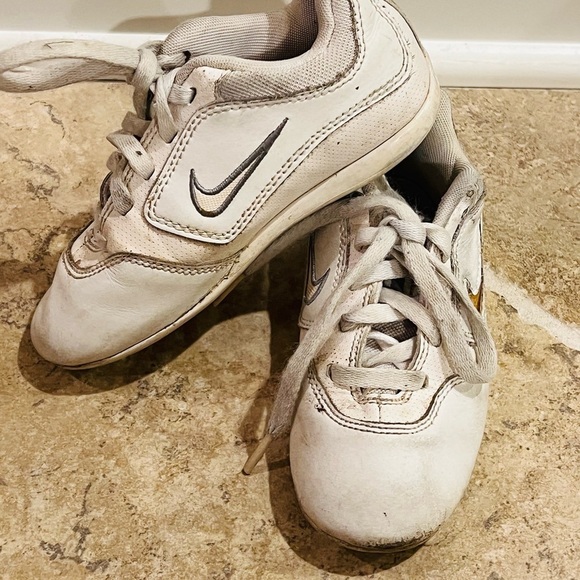 Kids 10 toddler Nike White Sneakers - Picture 2 of 5